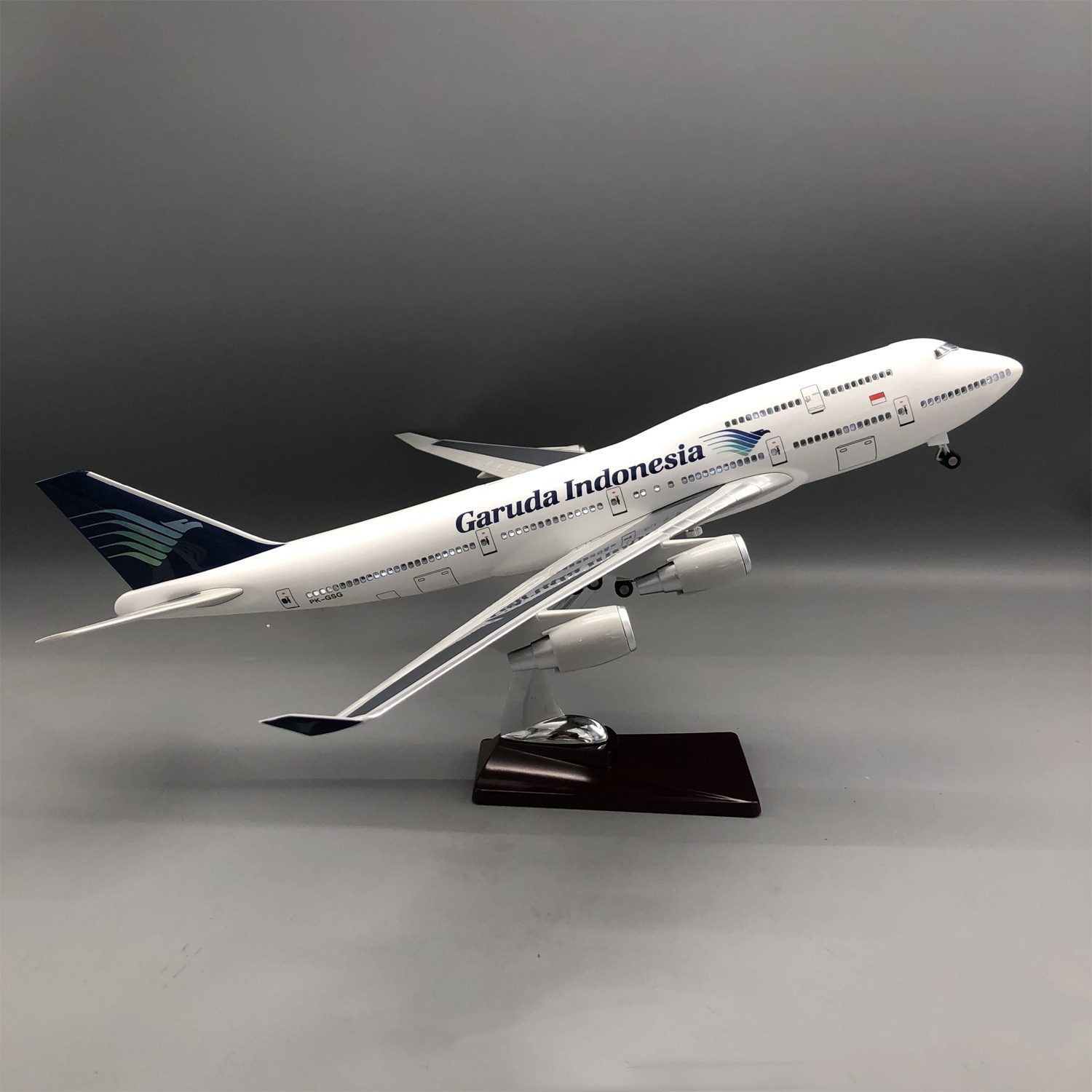 Model Kit Indonesia - نموذج طائرة B747 من شركة جارودا